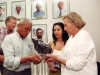 Ethel Kennedy entrega medalha e troféu em formato de enxada a Euclides