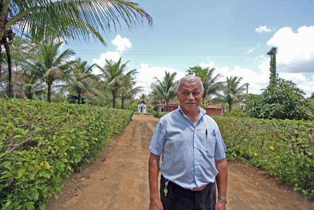 Caminhando no sítio onde cresceu